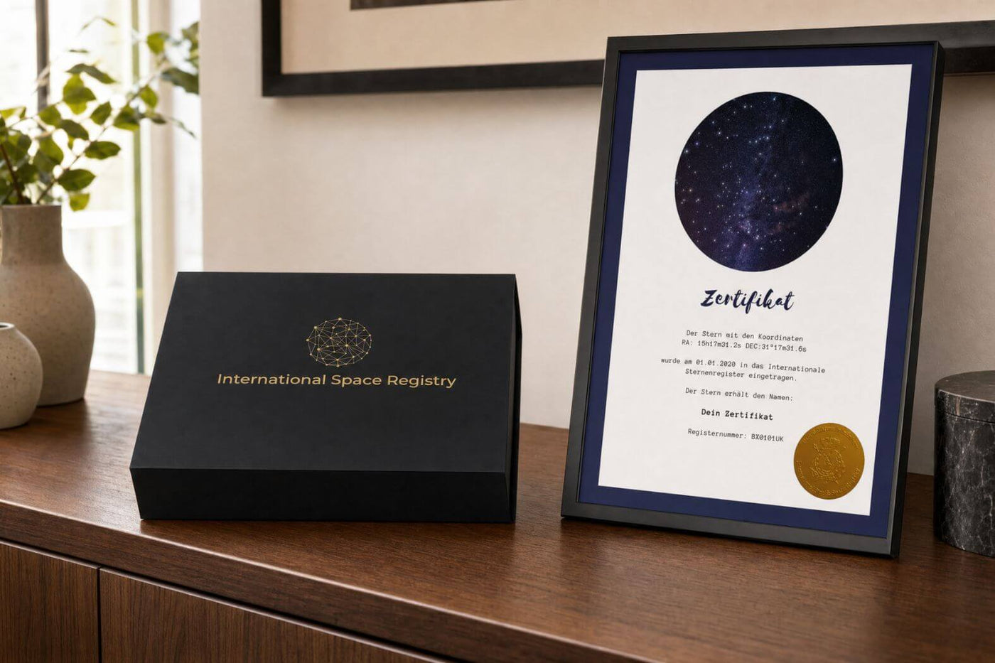 Galaxieregister Zertifikat und geschlossene Geschenkbox als emotionales Geburtstagsgeschenk für den Partner