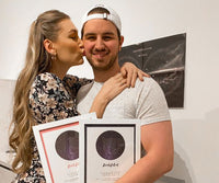 Glückliches Paar zeigt stolz ihr Sterntaufe-Zertifikat von Galaxieregister